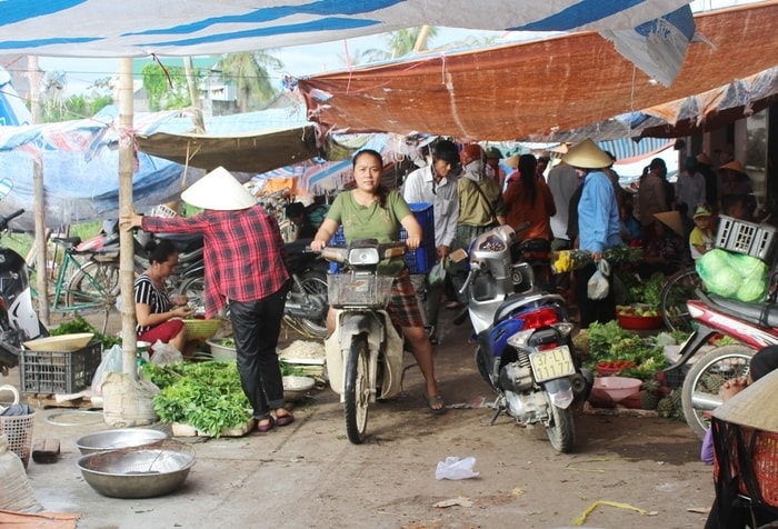 Phiên chợ ngày lễ đông hơn ngày thường bởi người dân có thời gian để mua sắm, mua các món ăn ngon về cải thiện bữa ăn và tiếp đón bạn bè mừng ngày Tết độc lập của dân tộc. Ảnh: Việt Hùng