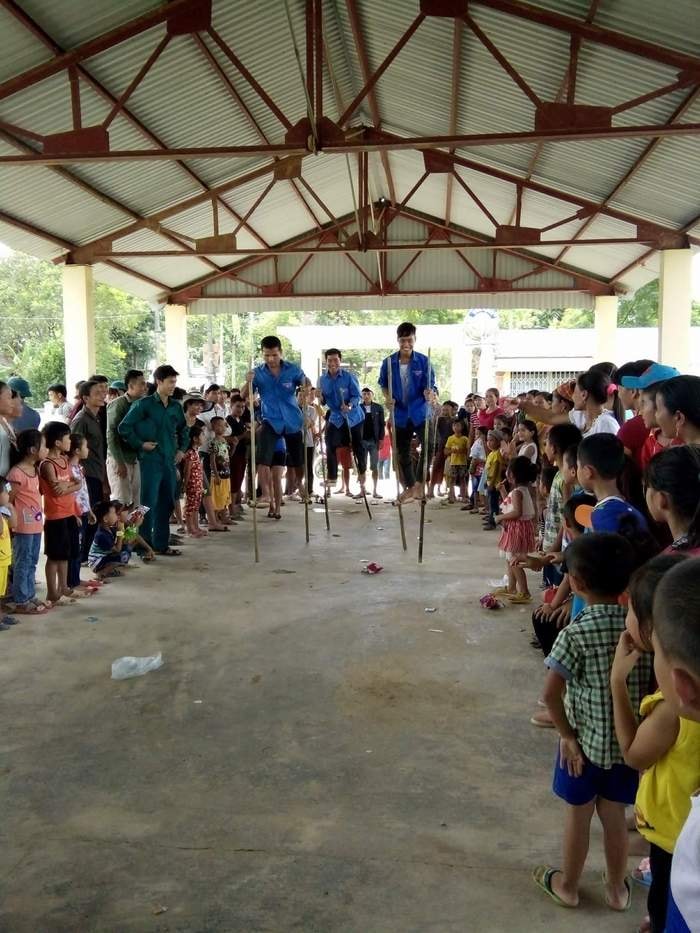 Tổ chức thi cà kheo trong ngày Tết Độc lập. Ảnh: Minh Hạnh