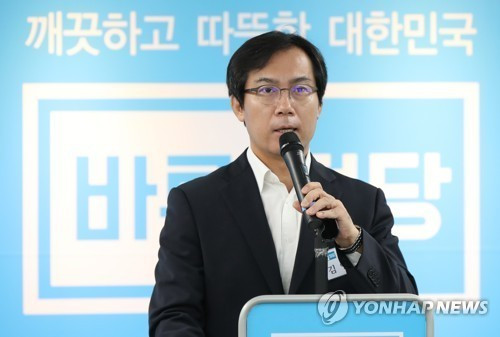Kim Young-woo - người đứng đầu ủy ban quốc phòng quốc hội Hàn Quốc phát biểu trong một sự kiện tại Seoul hôm 2/8. Ảnh: Yonhap
