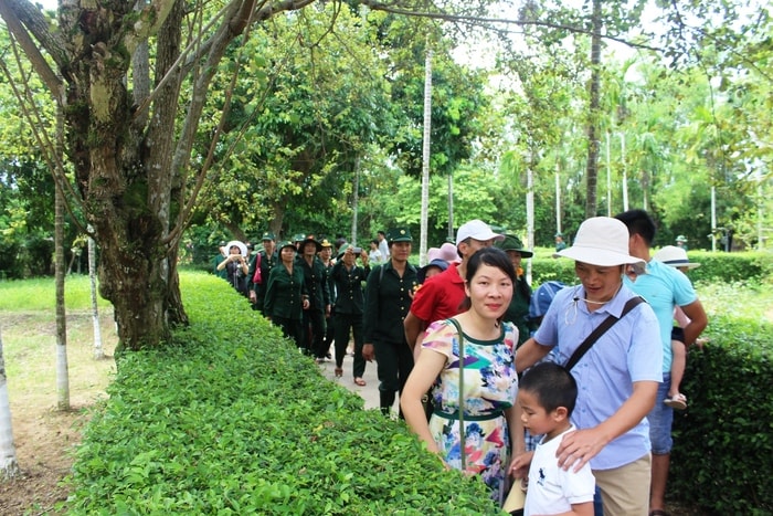 Đoàn cựu chiến binh từ tỉnh Quảng Bình hành hương về quê Bác. Ảnh: Vương Bằng