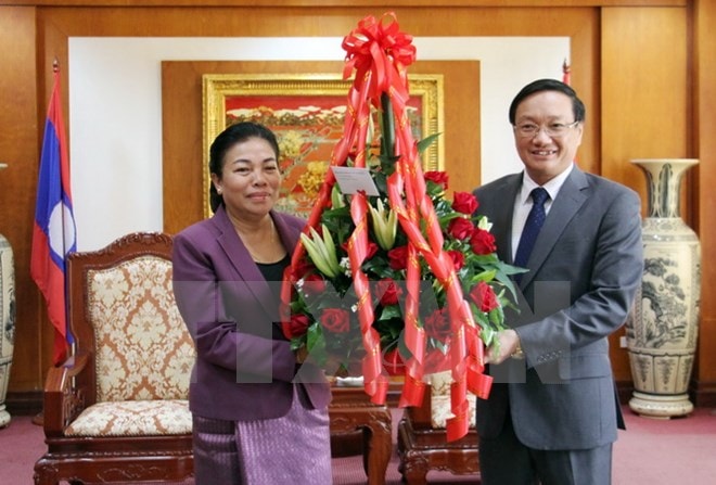 Đoàn Đại biểu Ban Đối ngoại Trung ương Đảng NDCM Lào tới ĐSQ Việt Nam tại Lào chúc mừng Quốc khánh. (Ảnh: Phạm Kiên/TTXVN)