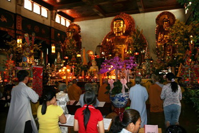 Trong dịp rằm tháng 7, nghi lễ Vu Lan báo hiếu không thể không tiến hành. Đây là một trong những ngày lễ chính của Phật giáo. 