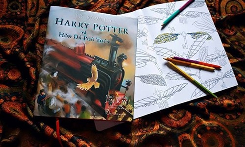  Harry Potter và hòn đá phù thủy là phần đầu tiên trong series 7 tập về cậu bé phù thủy Harry Potter khi đến học tại trường Hogwarts.