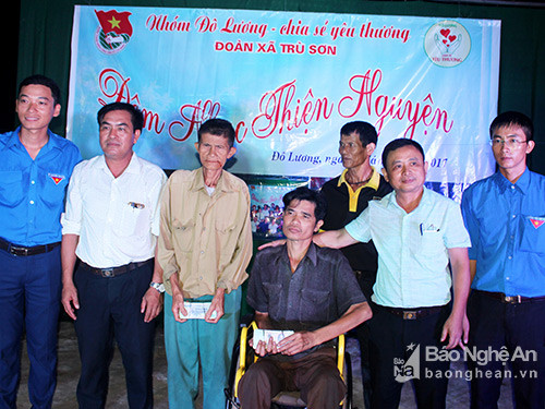 Kết thúc đêm nhạc, Ban tổ chức đã trao hơn 38 triệu đồng cho 2 gia đình bà Cúc và anh Việt