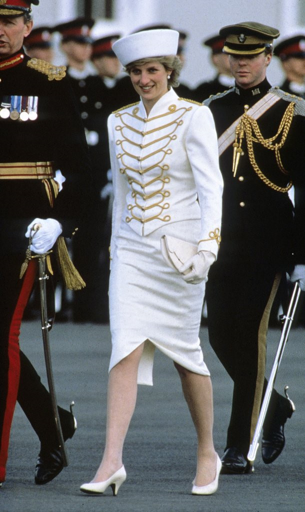 Khi đến thăm Học viện Quân sự Hoàng gia Sandhurst năm 1987, bà đã khiến mọi người phải bất ngờ vì bộ trang phục sắc trắng mạnh mẽ lấy cảm hứng từ mẫu áo quân đội cùng sự biến tấu duyên dáng, tinh tế