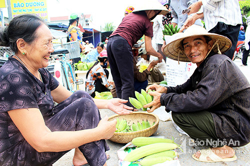 Ngày thường, chuối chợ quê khá rẻ, nhưng ngày rằm, một nải chuối xấu nhất, giá cũng cao hơn 4 – 5 lần. Dù đắt hay rẻ, ai cũng cố mua cho được đủ số chuối để thờ. Trong ảnh một người đàn ông đi chợ Rộ (Thanh Chương) sắm rằm, đang mua chuối.