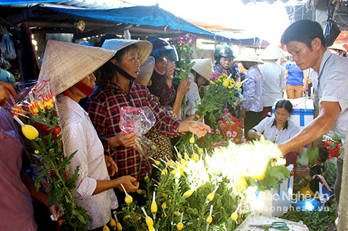 hững năm qua, nhu cầu tiêu thụ hoa tươi ở các chợ quê vào dịp rằm tháng Bảy cũng tăng cao,  nhất là hoa cúc. Hàng hoa người chen chật như nêm.