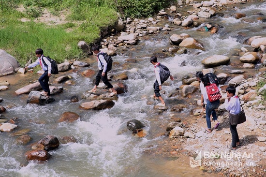 Ngoài việc phải đi bằng thuyền thì những em nhỏ học xã Hữu Khuông, huyện Tương Dương vẫn ngày ngày phải vượt suối tới trường.