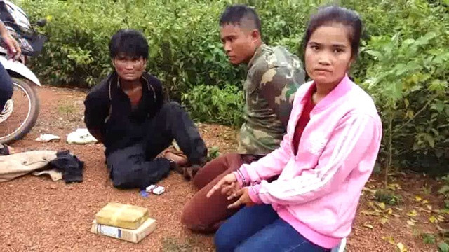 3 người Lào bị chặn bắt khi đang vận chuyển 12.000 viên ma túy tổng hợp.