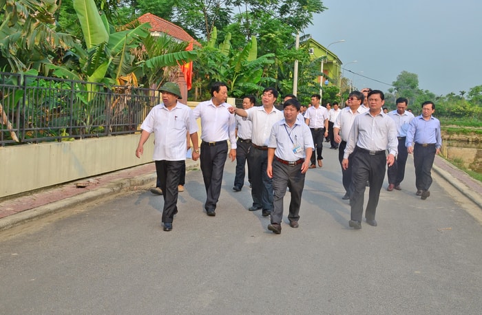 Chủ tịch UBND tỉnh Nguyễn Xuân Đường và đoàn công tác kiểm tra hệ thống giao thông NTM tại xã Kim Liên (Nam Đàn). Ảnh: Thành Duy