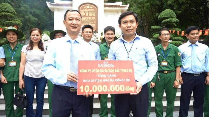 Lãnh đạo Công ty CP Thương mại Bia Sài Gòn Bắc Trung bộ trao quà hỗ trợ Khu Di tích lịch sử Ngã ba Đồng Lộc (Hà Tĩnh). Ảnh: P.V