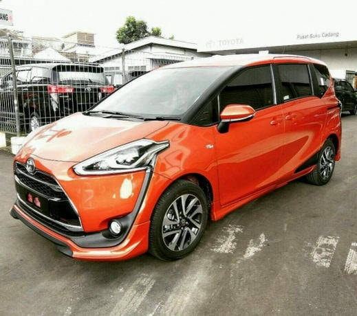 Toyota Sienta được hãng xe Nhật đưa tới thị trường Đông Nam Á vào tháng 4 năm ngoái tại Indonesia, trước khi bán ra tại Thái Lan và Malaysia hồi tháng 8. Ở Malaysia xe có 2 phiên bản G và V với giá lần lượt là 90.200 RM (480 triệu đồng) và 97.000 RM (516 triệu đồng).