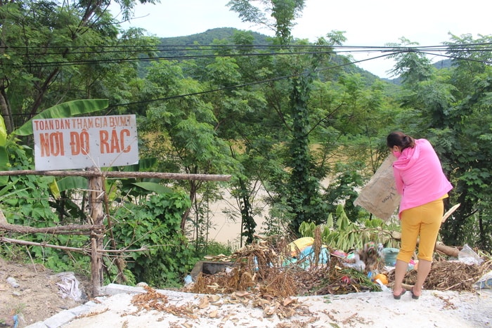 Từ khi có hố rác tập trung, bà con nhân dân đã ý thức được là phải đổ rác thải đúng nơi quy định. Ảnh: Đình Tuân