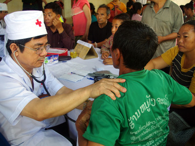 Bác sỹ Bệnh viện Quân y 4 khám, chữa bệnh cho người dân tỉnh Bôlykhămxay.Ảnh: C.T.V