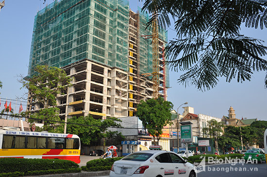 Dự án tòa nhà thương mại căn hộ cao cấp nhà ở tại đường Lê Lợi, phường Hưng Bình, TP Vinh của Công ty cổ phần tập đoàn đầu tư xây dựng và du lịch Bảo Sơn. Ảnh: Thu Huyền