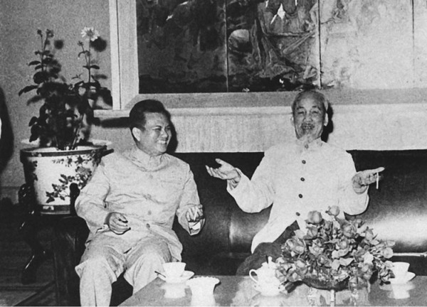 Chủ tịch Hồ Chí Minh và đồng chí Cayxỏn Phômvihản, Chủ tịch nước Cộng hòa dân chủ nhân dân Lào (8/2/1966).