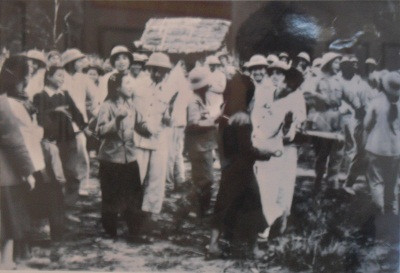 Bộ đội tình nguyện Việt Nam liên hoan chia tay Nhân dân các bộ tộc Lào trước khi về nước, năm 1961.
