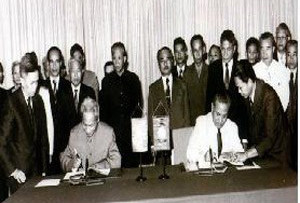 Lãnh đạo hai nước Việt Nam - Lào ký Hiệp ước Hữu Nghị và Hợp tác ngày 18-7-1977. Ảnh tư liệu 