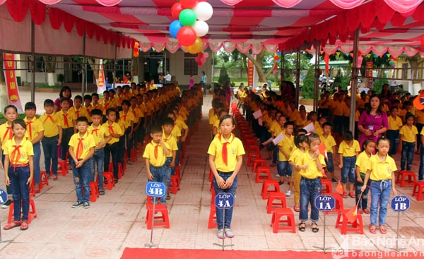 Năm học này, Trường Long Sơn đón thêm 48 em học sinh vào lớp 1. Ảnh. Tiến Hùng.