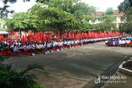 Toàn cảnh lễ khai giảng tại trường THPT Kỳ Sơn. Ảnh: Đào Thọ