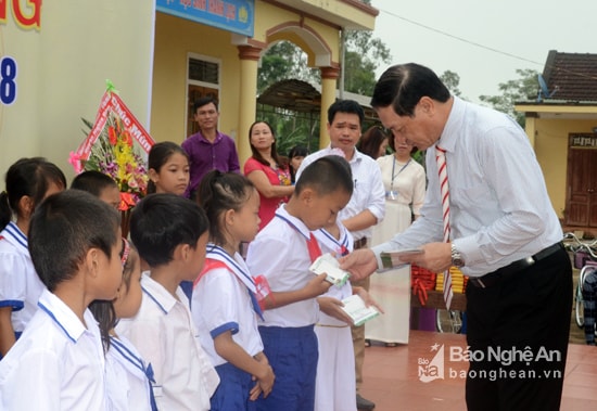 Đồng chí Phó Chủ tịch UBND tỉnh tặng quà cho học sinh nghèo vượt khó học giỏi.