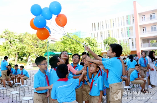 Cô và trò thả bóng bay với nhiều hy vọng năm học mới nhiều niềm vui và đạt nhiều thành tích. Ảnh: Lâm Tùng