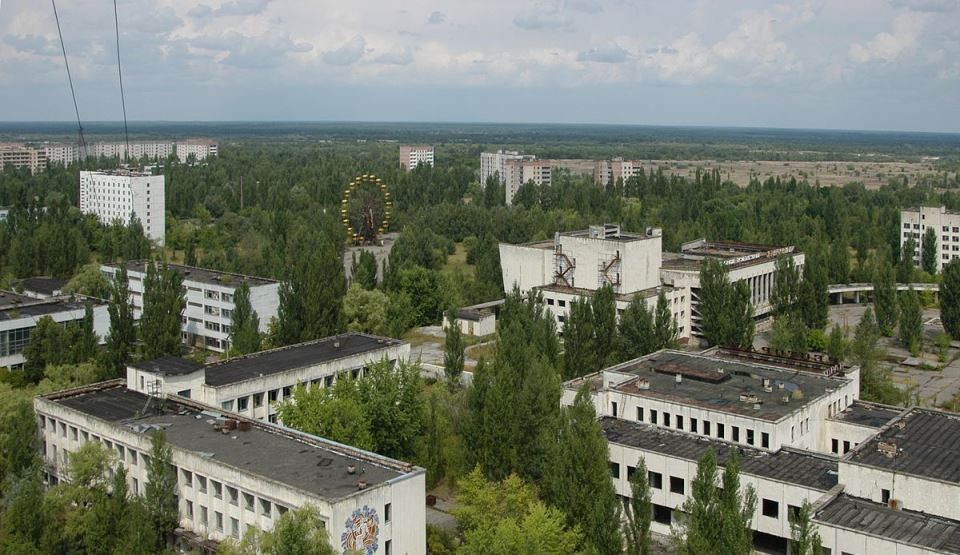 Pripyat,  Ukraine: Sau vụ thảm họa nhà máy điện hạt nhân Chernobyl, thị trấn Pripyat gần đó, nơi sinh sống của  công nhân nhà máy và gia đình, đã phải di tản. Thị trấn bị bỏ hoang và biến thành đống đổ nát. Hiện nay, mức độ bức xạ đã giảm đáng kể và khách du lịch có thể tham gia một tour du lịch có hướng dẫn để tới đây. Ảnh: Descopera.