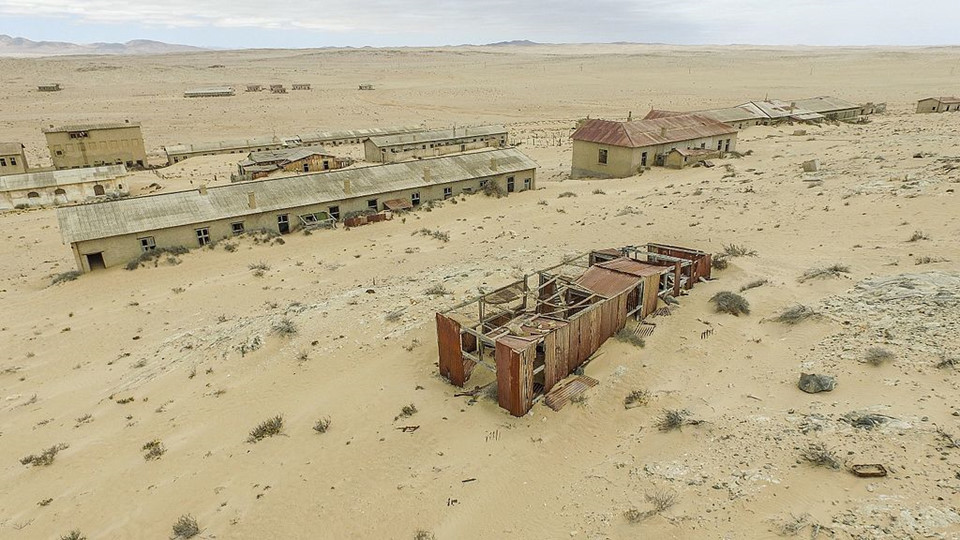 Kolmanskop, Namibia: Thị trấn này được xây dựng vào đầu những năm 1900 sau một công nhân người Đức ở đây tìm thấy kim cương. Thị trấn mang hơi thở của nước Đức và đặc trưng là bệnh viện, nhà máy điện, phòng khiêu vũ, trường học, sòng bạc và phòng thể thao. Nó thậm chí còn có trạm chụp X-quang đầu tiên ở Nam bán cầu. Thị trấn bị bỏ hoang sau khi kim cương trở nên khan hiếm và các nguồn kim cương dồi dào hơn được phát hiện. Hiện tại, nơi đây là địa điểm thu hút khách du lịch và các nhiếp ảnh gia. Ảnh: An Exploring South African.
