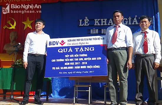 Ngân hàng BIDV tặng suất quà 50 triệu đồng cho trường tiểu học Tào Sơn. Ảnh: Đào Thọ