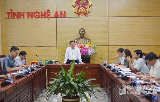 Đồng chí Đinh Viết Hồng, phó chủ tịch UBND tỉnh chủ trì cuộc họp chiều nay. Ảnh: Phú Hương