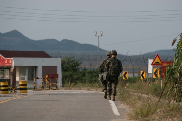 Binh lính Hàn Quốc tuần tra gần khu phi quân sự (DMZ). Ảnh: AP