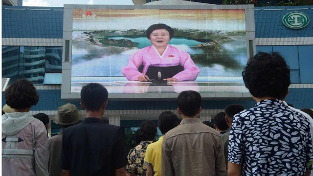 Người dân Bình Nhưỡng theo dõi thông tin Triều Tiên thử thành công bom H. Ảnh: AP