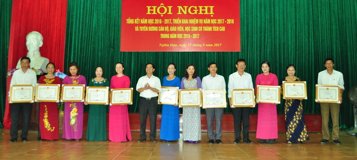 Trao thưởng, vinh danh các cán bộ, giáo viên có thành tích xuất sắc năm học 2016-2017. Ảnh: Nguyễn Hải