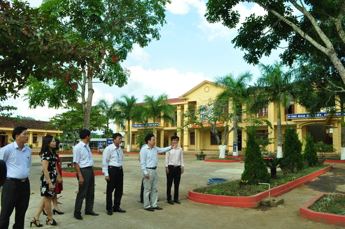 Các đại biểu tham quan, thẩm định đạt chuẩn quốc gia Trường THCS Phú -Thọ (Nghĩa Phú và Nghĩa Thọ). Ảnh: Nguyễn Hải
