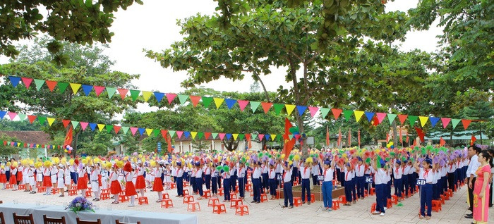 Giờ chào cờ đầu tuần của học sinh Trường Tiểu học thị trấn Nghĩa Đàn. Ảnh: Nguyễn Hải