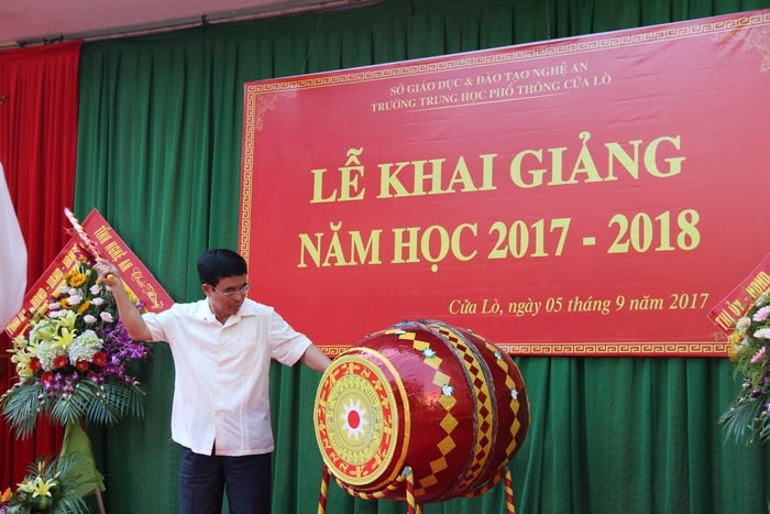 Đồng chí Nguyễn Hữu Lậm đánh trống khai giảng năm học mới 2017 - 2018 tại Trường THPT Cửa Lò. Ảnh: Hoài Thu