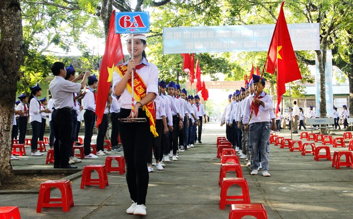 Thầy và trò nhà trường vui mừng đón 135 học sinh lớp 6 bước vào năm học mới. Ảnh: Cảnh Nam