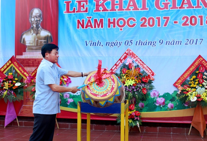 Đồng chí Võ Viết Thanh - Uỷ viên Ban Thường vụ Tỉnh uỷ, Bí thư Thành uỷ đánh trống khai giảng. Ảnh: Phước Anh