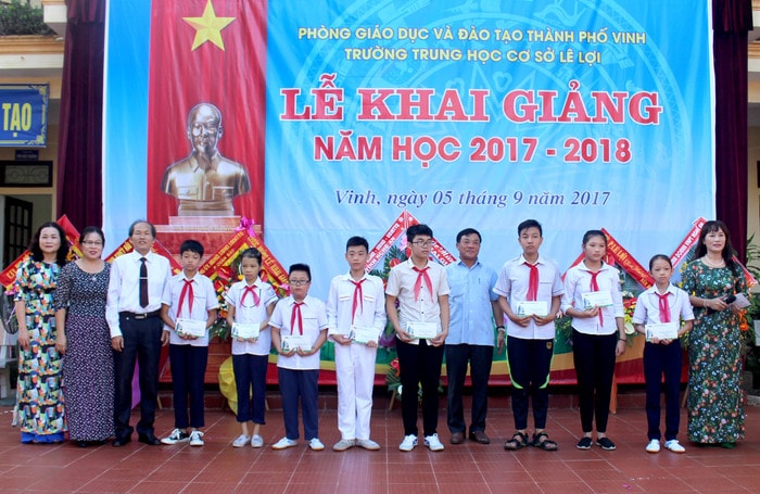 Bí thư Thành uỷ Vinh trao quà cho các học sinh có hoàn cảnh khó khăn, vươn lên học giỏi. Ảnh: Phước Anh