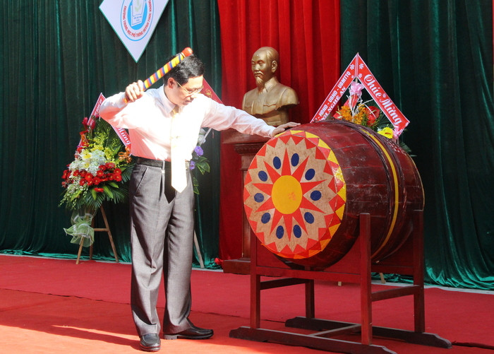 Đồng chí Nguyễn Xuân Sơn - Phó Bí thư Thường trực Tỉnh ủy, Chủ tịch HĐND tỉnh đánh trống khai giảng năm học mới. Ảnh: Mai Hoa