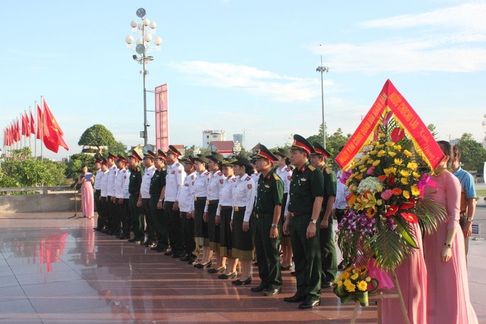 Đoàn đại biểu Đoàn Văn công Quân đội nhân dân Lào dâng hoa tại Quảng trường Hồ Chí Minh. Ảnh: Trần Dũng