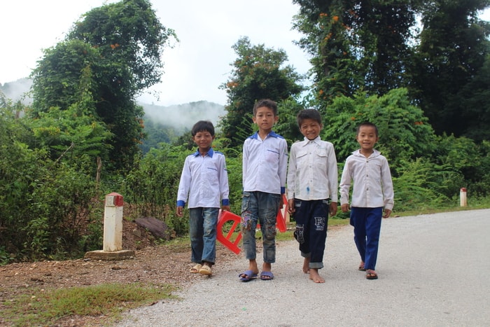 Trường Tiểu học Nhôn Mai cách trung tâm huyện hơn 100km với giao thông hết sức khó khăn. Ngôi trường nằm trên lưng chừng núi. Ngay từ sáng sớm ngày 5/9, nhiều em học sinh từ các bản làng xa xôi đã phấn chấn rảo bước đến trường để tham dự Lễ Khai giảng năm học mới. Ảnh: Đình Tuân