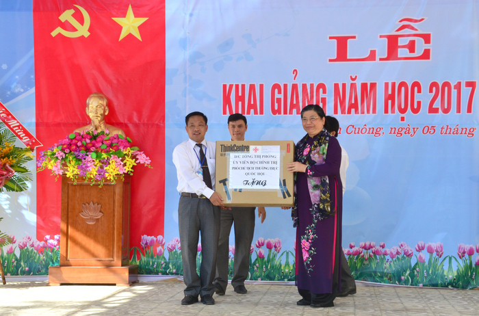Đồng chí Tòng Thị Phóng tặng quà cho Trường THPT Con Cuông. Ảnh: Thành Duy