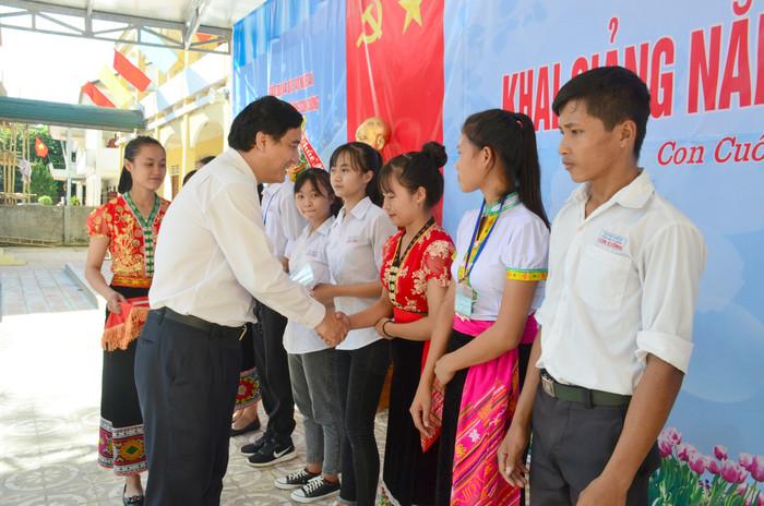 Bí thư Tỉnh uỷ Nguyễn Đắc Vinh tăng quà cho học trường Trường THPT Con Cuông. Ảnh: Thành Duy