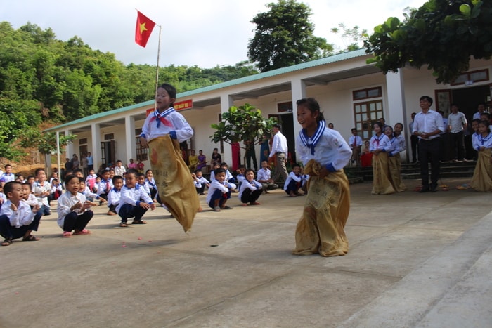 Sau Lễ Khai giảng các em được tham gia trò chơi vận động. Đây cũng là cách để các em hòa nhập nhanh với trường, lớp. Ảnh: Đình Tuân