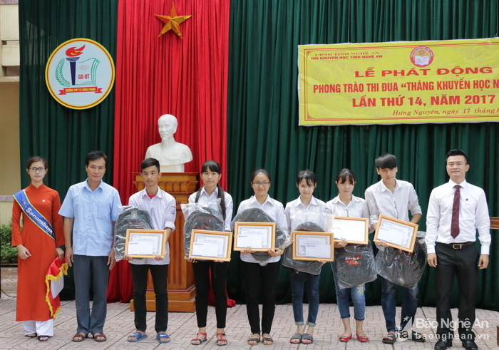 Lãnh đạo huyện Hưng Nguyên và Ngân hàng Sacombank trao học bổng 