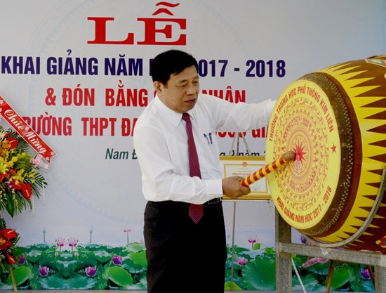 Phó Bí thư Tỉnh ủy, Chủ tịch UBND tỉnh Nguyễn Xuân Đường đánh trống khai giảng năm học mới. Ảnh Thanh Lê