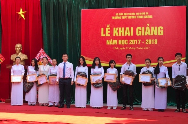 Lễ trao học bổng Sacombank cho học sinh Trường THPT Huỳnh Thúc Kháng. Ảnh: PV