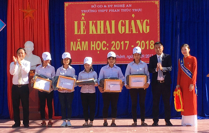 Học bổng Sacombank đến với học sinh nghèo, khó khăn của Trường THPT Nguyễn Thúc Tự - Yên Thành. Ảnh: PV