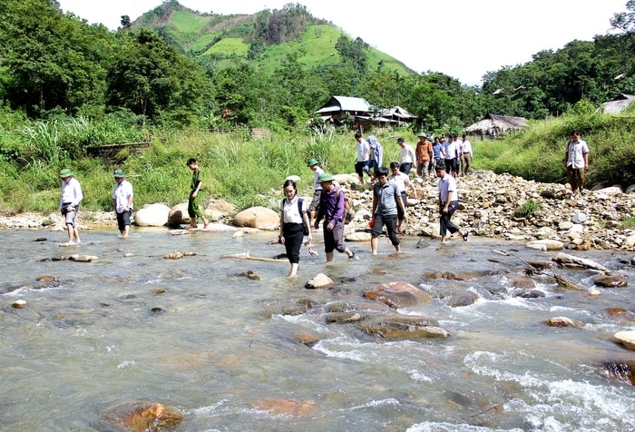 Xã Hữu Khuông cách trung tâm huyện Tương Dương hơn 60 km, nằm biệt lập. Để đến được với các điểm trường của xã, thầy và trò nơi đây thường xuyên phải trèo đèo, lội suối. Ảnh: Mỹ Nga